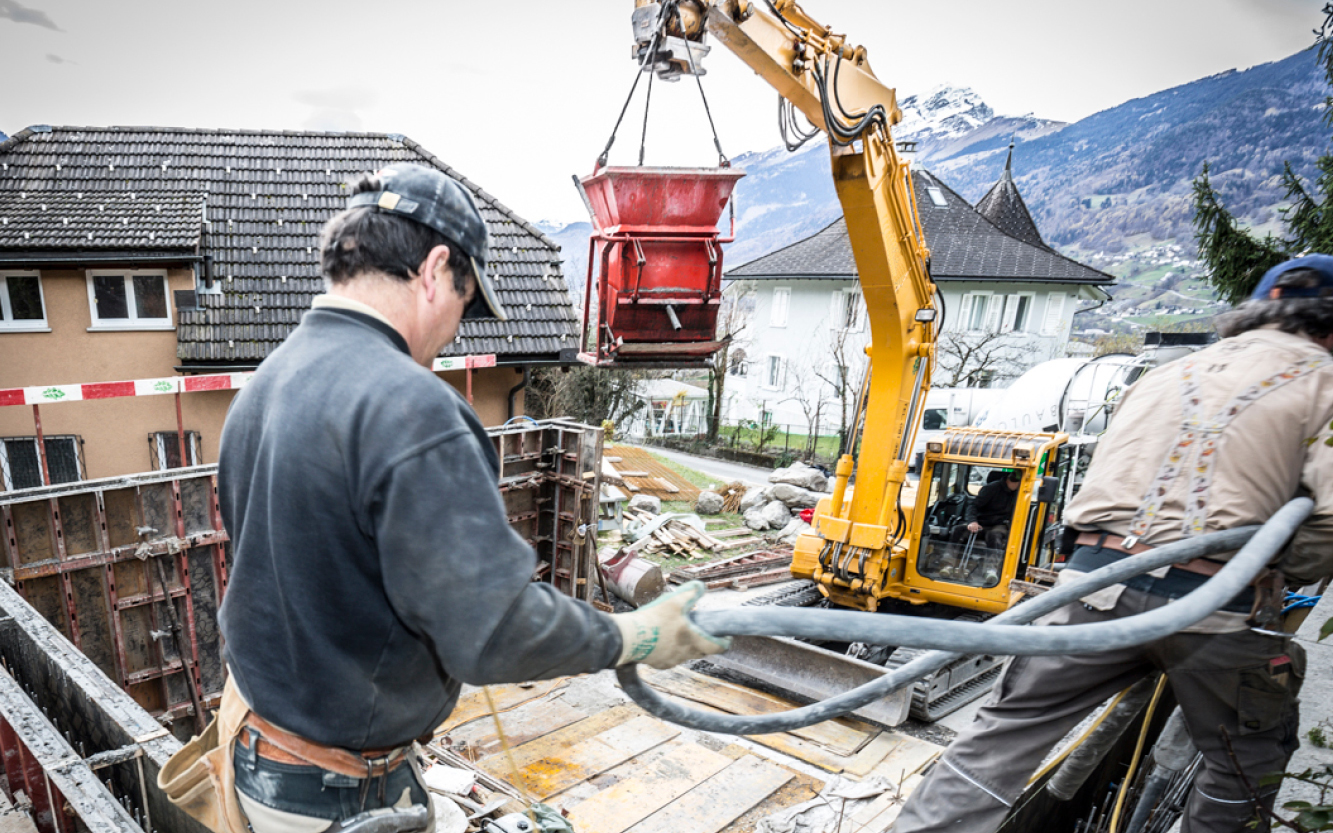 Aushub mit Bagger Bild 1